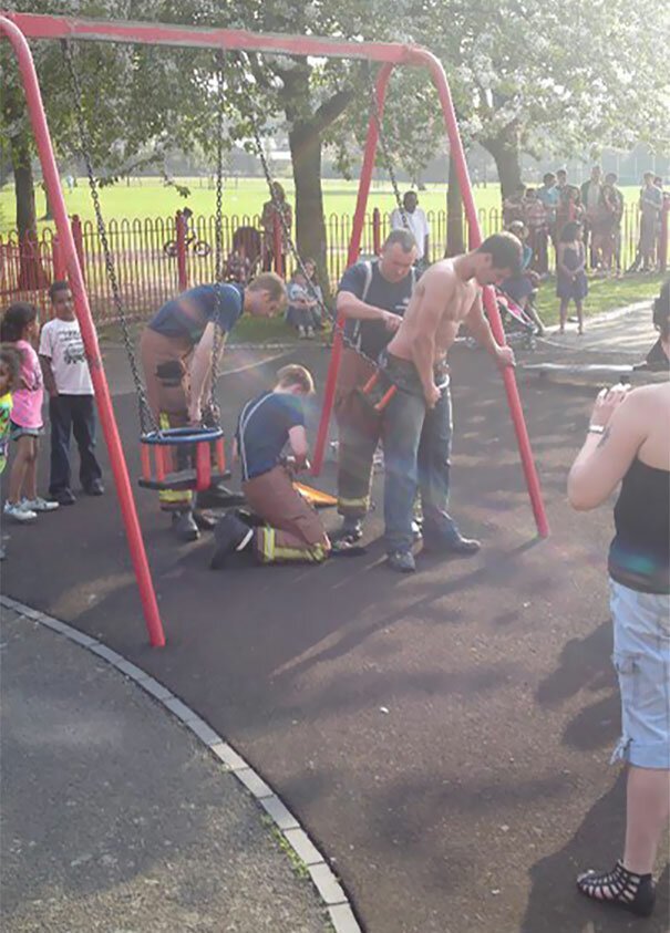 Взрослые игры на детской площадке: смешно и неловко (30 фото)