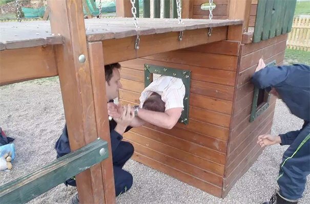 Взрослые игры на детской площадке: смешно и неловко (30 фото)