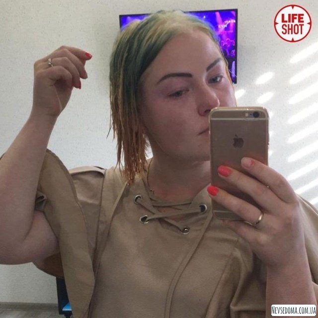 Жительница Москвы решила осветлить волосы (7 фото)