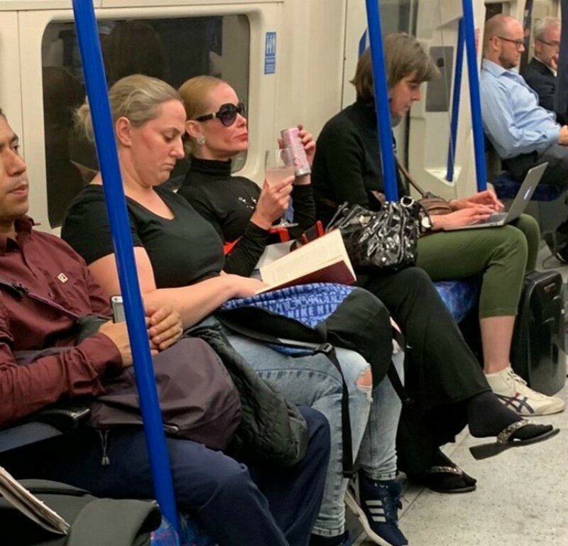 В метро Лондона заметили элегантную даму с бокалом (8 фото)