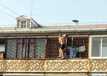 Житель Ангарска выбрал рискованный способ позагорать (5 фото) Житель Ангарска выбрал рискованный способ позагорать (5 фото)