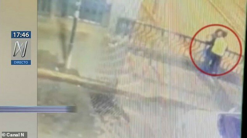 В Перу влюбленная пара упала с моста во время поцелуя (3 фото + 1 видео) В Перу влюбленная пара упала с моста во время поцелуя (3 фото + 1 видео)
