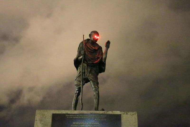 Кто-то «наградил» статую Ганди в Сан-Франциско светящимися красными глазами (7 фото)