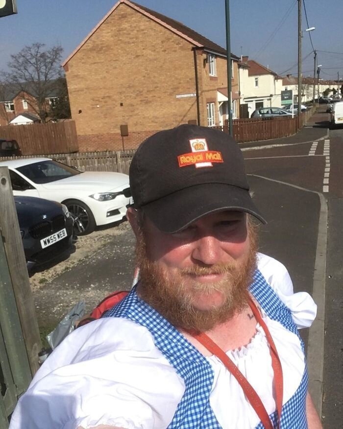 На радость жителям: британский почтальон облачается в смешные костюмы (17 фото) На радость жителям: британский почтальон облачается в смешные костюмы (17 фото)