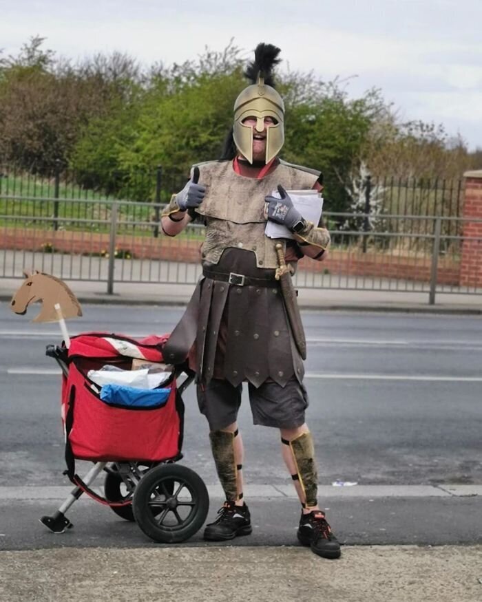 На радость жителям: британский почтальон облачается в смешные костюмы (17 фото) На радость жителям: британский почтальон облачается в смешные костюмы (17 фото)