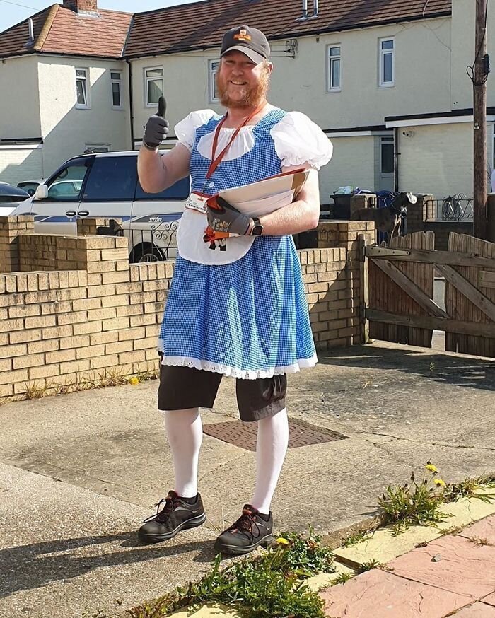 На радость жителям: британский почтальон облачается в смешные костюмы (17 фото) На радость жителям: британский почтальон облачается в смешные костюмы (17 фото)