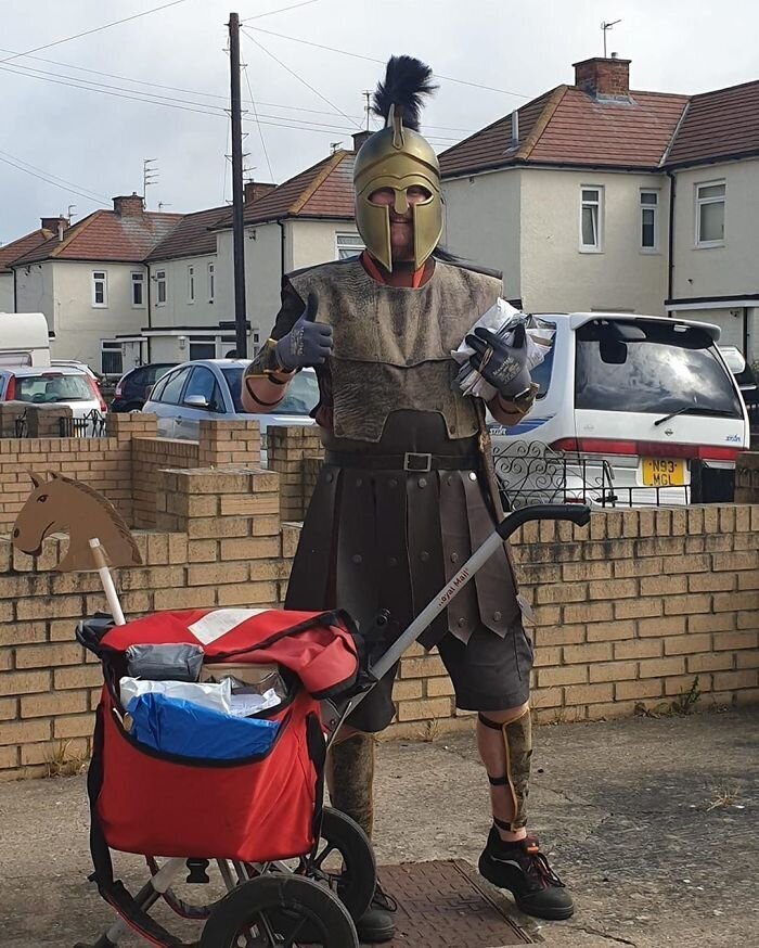 На радость жителям: британский почтальон облачается в смешные костюмы (17 фото) На радость жителям: британский почтальон облачается в смешные костюмы (17 фото)