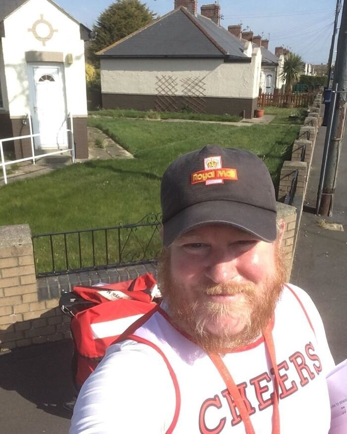 На радость жителям: британский почтальон облачается в смешные костюмы (17 фото) На радость жителям: британский почтальон облачается в смешные костюмы (17 фото)