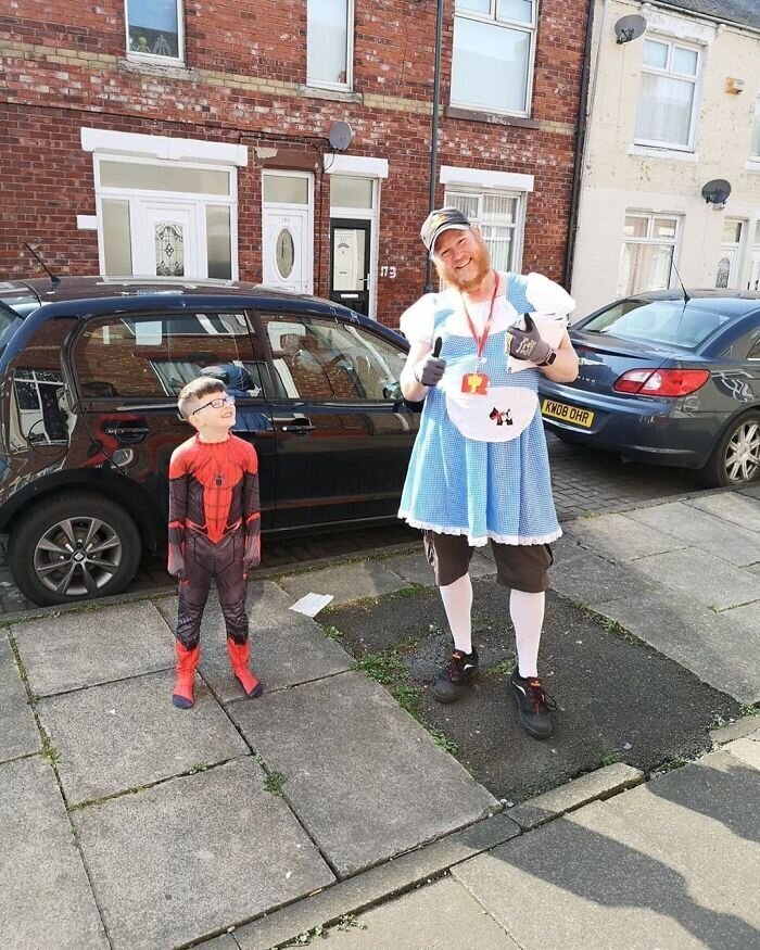 На радость жителям: британский почтальон облачается в смешные костюмы (17 фото) На радость жителям: британский почтальон облачается в смешные костюмы (17 фото)