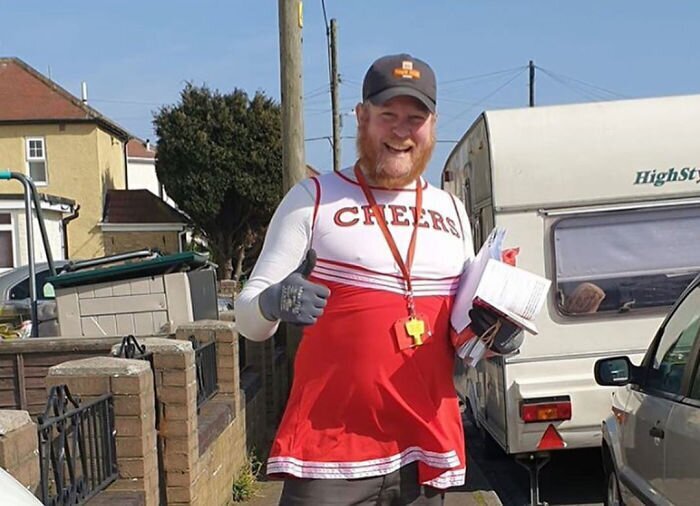 На радость жителям: британский почтальон облачается в смешные костюмы (17 фото) На радость жителям: британский почтальон облачается в смешные костюмы (17 фото)