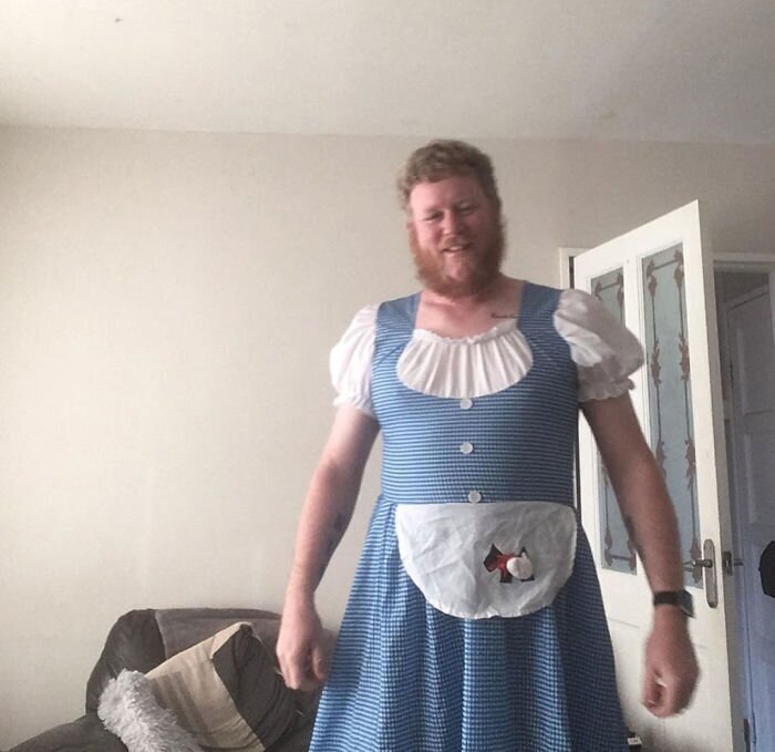 На радость жителям: британский почтальон облачается в смешные костюмы (17 фото) На радость жителям: британский почтальон облачается в смешные костюмы (17 фото)