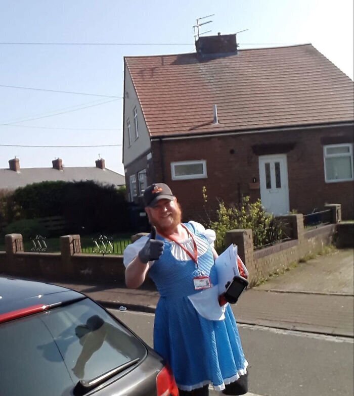 На радость жителям: британский почтальон облачается в смешные костюмы (17 фото) На радость жителям: британский почтальон облачается в смешные костюмы (17 фото)