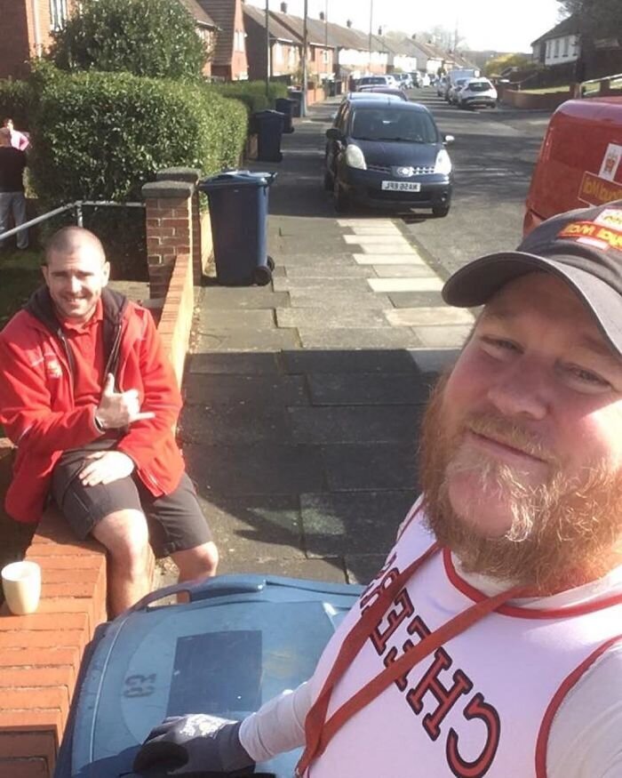 На радость жителям: британский почтальон облачается в смешные костюмы (17 фото) На радость жителям: британский почтальон облачается в смешные костюмы (17 фото)