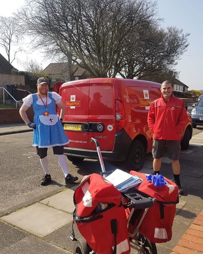 На радость жителям: британский почтальон облачается в смешные костюмы (17 фото) На радость жителям: британский почтальон облачается в смешные костюмы (17 фото)