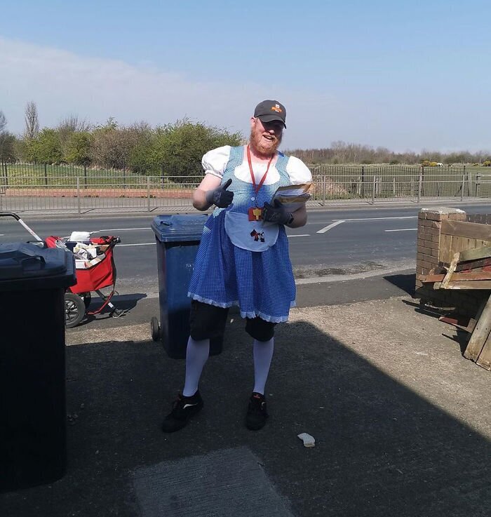 На радость жителям: британский почтальон облачается в смешные костюмы (17 фото) На радость жителям: британский почтальон облачается в смешные костюмы (17 фото)