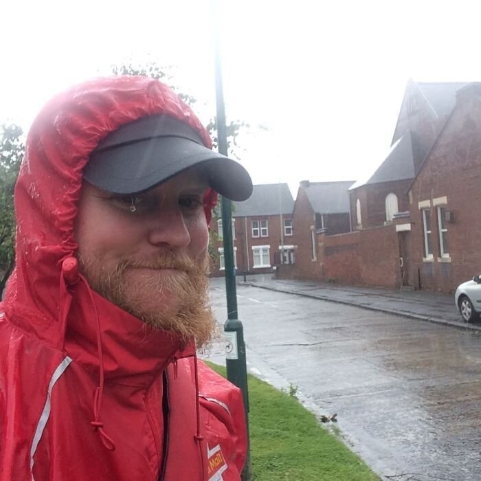 На радость жителям: британский почтальон облачается в смешные костюмы (17 фото) На радость жителям: британский почтальон облачается в смешные костюмы (17 фото)