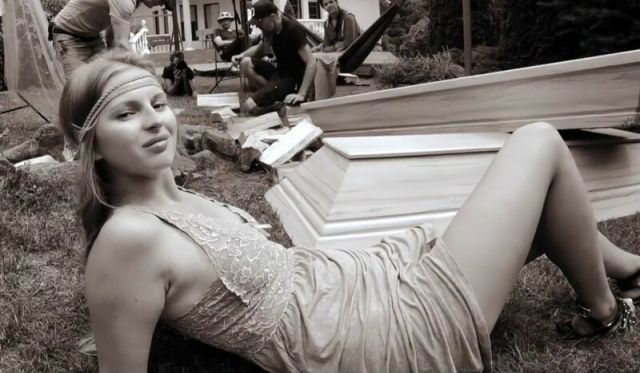 Эротический календарь от польской компании по производству ЭКО-гробов (12 фото)