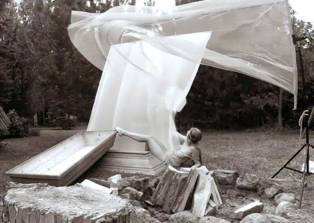 Эротический календарь от польской компании по производству ЭКО-гробов (12 фото)