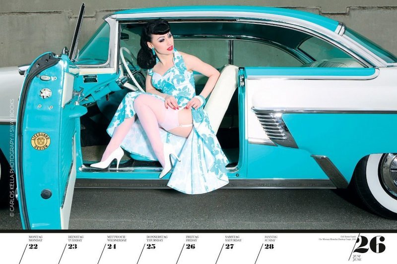 Календарь с красивыми девушками и ретро-автомобилями (20 фото)