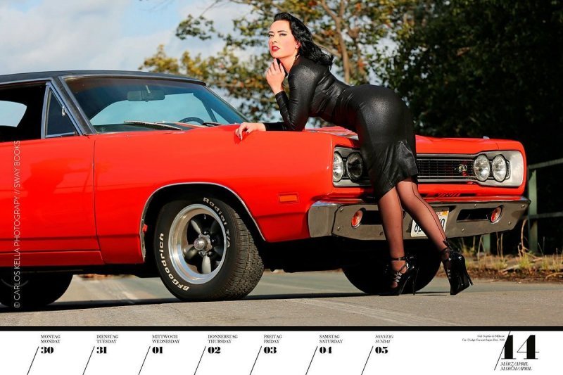 Календарь с красивыми девушками и ретро-автомобилями (20 фото)