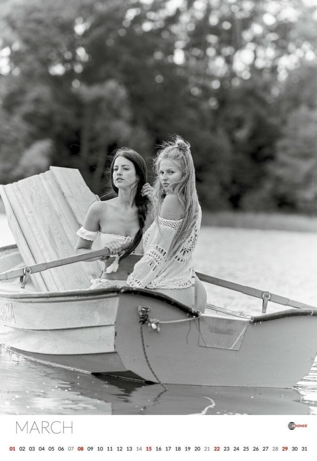 Эротический календарь от польской компании по производству ЭКО-гробов (12 фото)