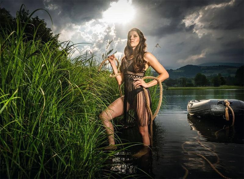 Полураздетые фермерши позируют для эротического календаря (12 фото)