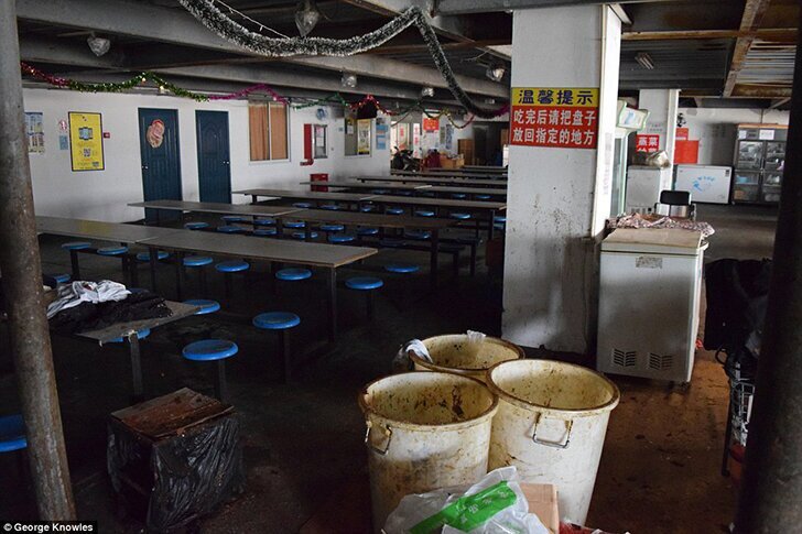 Страх и отвращение в общежитии рабочих фабрики, где собирают iPhone (20 фото)
