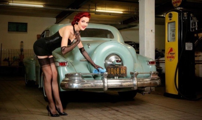Календарь с красивыми девушками и ретро-автомобилями (20 фото)
