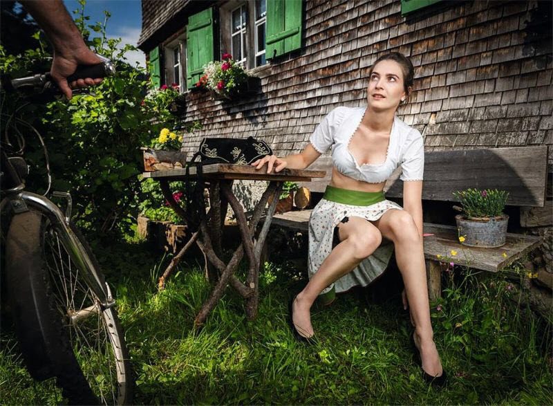 Полураздетые фермерши позируют для эротического календаря (12 фото)