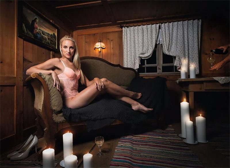 Полураздетые фермерши позируют для эротического календаря (12 фото)