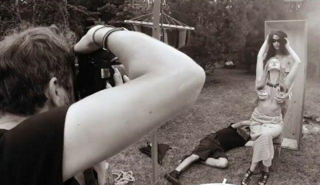 Эротический календарь от польской компании по производству ЭКО-гробов (12 фото)