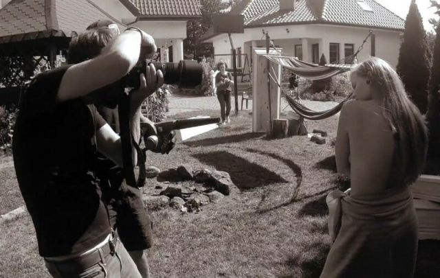 Эротический календарь от польской компании по производству ЭКО-гробов (12 фото)