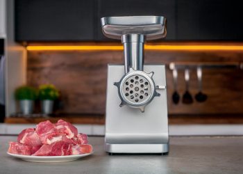 Лучшая не только для мяса, но и для овощей и фруктов - мясорубка Wollmer M905