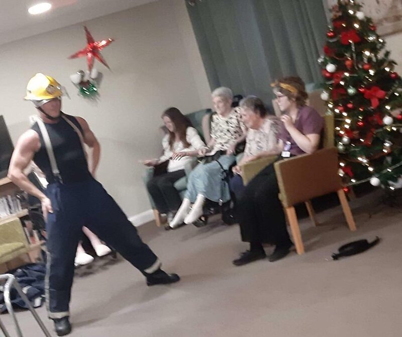 Бабуля заказала стриптиз прямо в дом престарелых, исполнив давнюю мечту (5 фото)