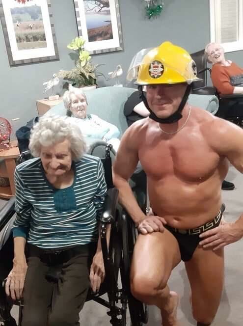 Бабуля заказала стриптиз прямо в дом престарелых, исполнив давнюю мечту (5 фото)