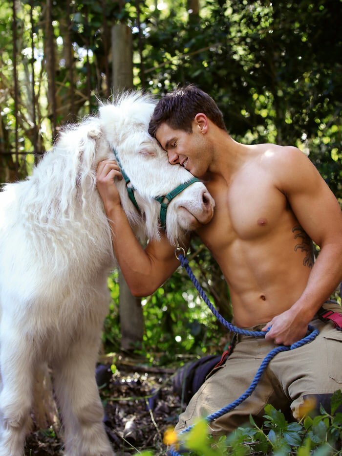 Горячая фотосессия австралийских пожарных с животными для благотворительного календаря на 2020 год (36 фото)