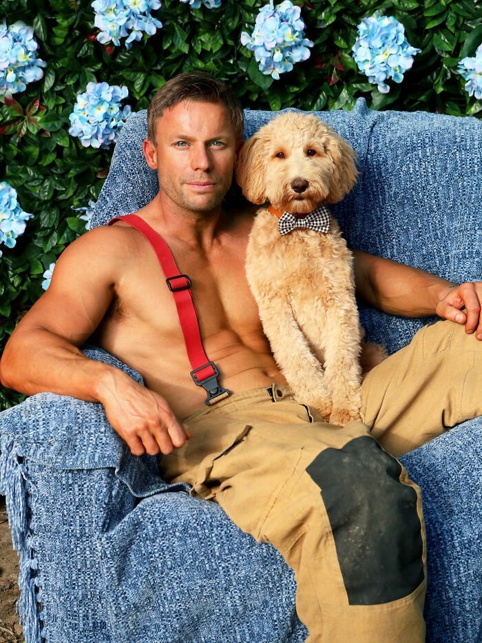 Горячая фотосессия австралийских пожарных с животными для благотворительного календаря на 2020 год (36 фото)