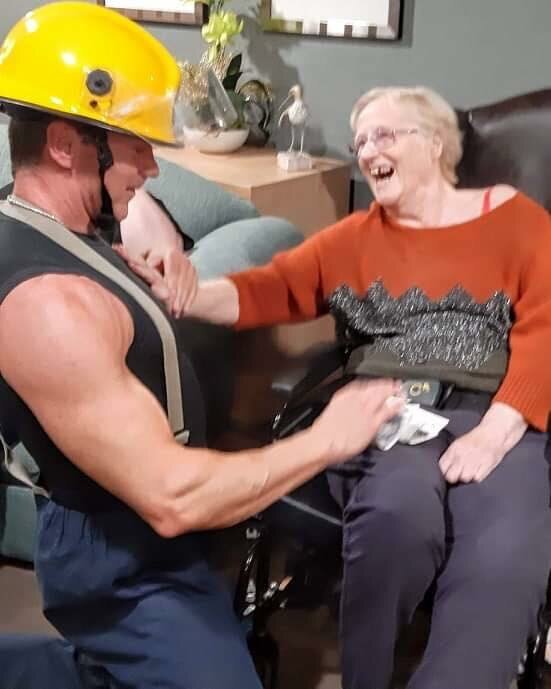 Бабуля заказала стриптиз прямо в дом престарелых, исполнив давнюю мечту (5 фото)