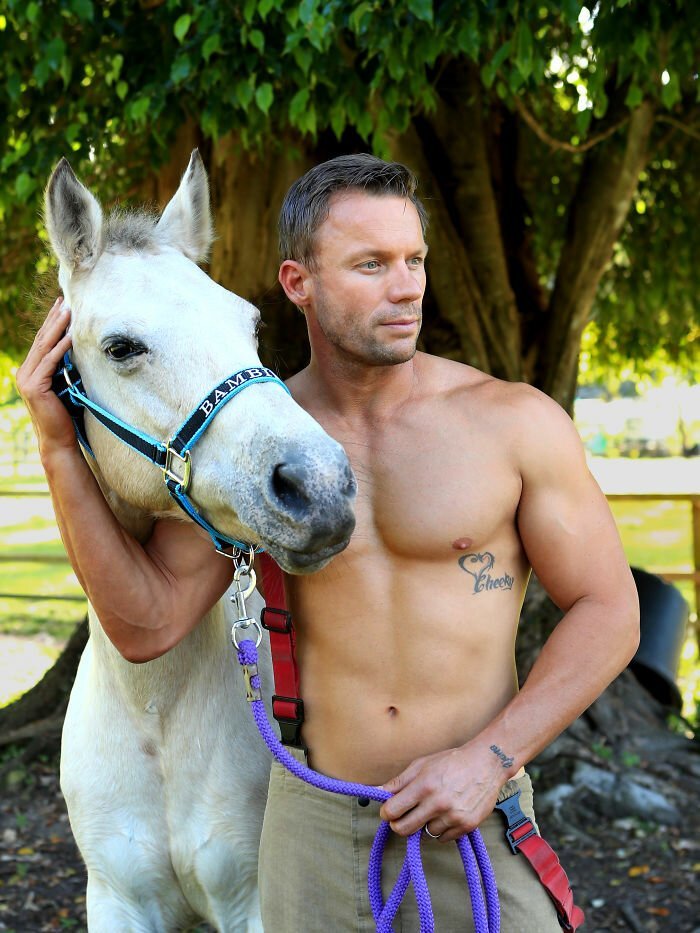 Горячая фотосессия австралийских пожарных с животными для благотворительного календаря на 2020 год (36 фото)