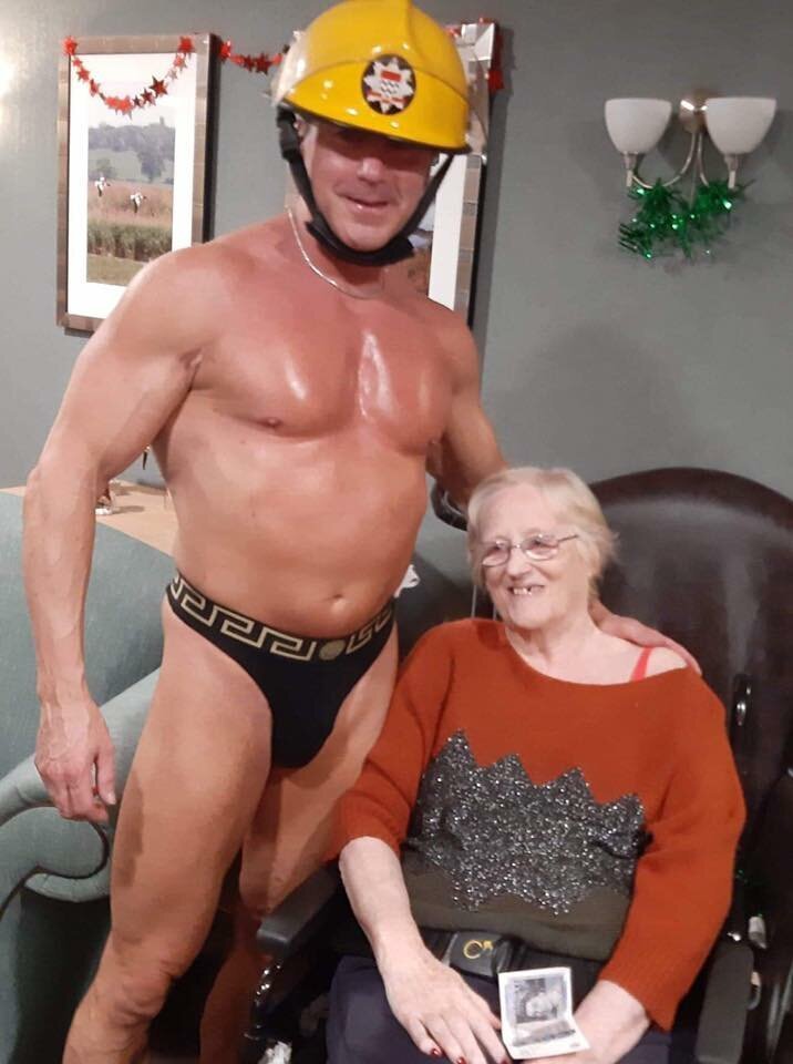 Бабуля заказала стриптиз прямо в дом престарелых, исполнив давнюю мечту (5 фото)