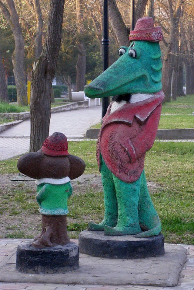Чебурашка и крокодил Гена как украшение российских дворов (14 фото)
