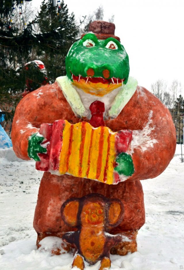 Чебурашка и крокодил Гена как украшение российских дворов (14 фото)