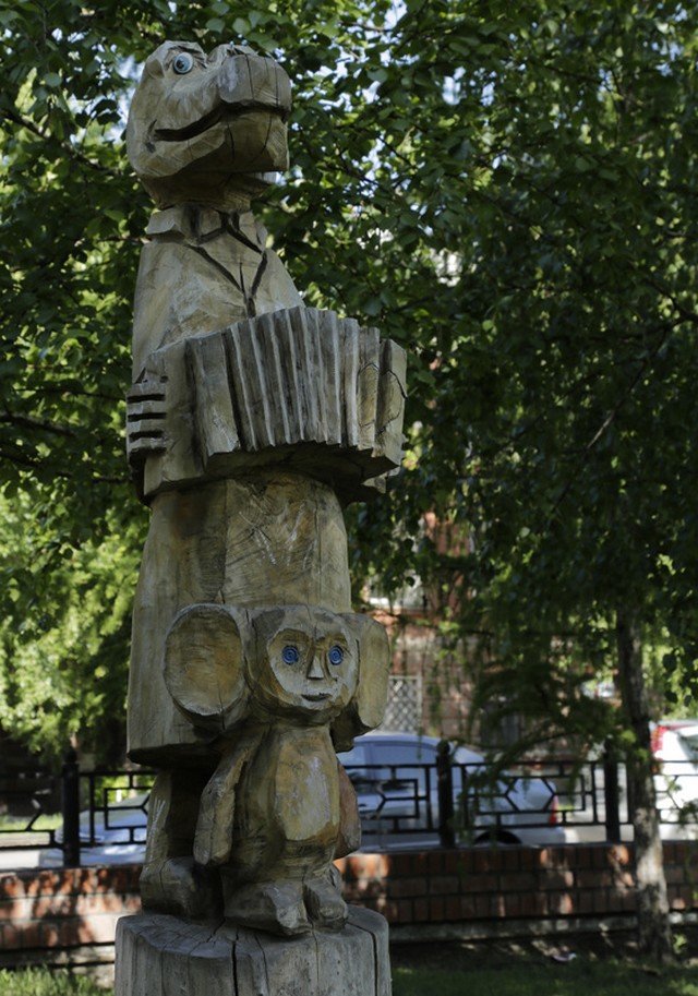 Чебурашка и крокодил Гена как украшение российских дворов (14 фото)