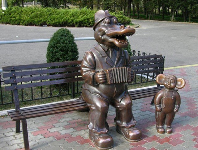 Чебурашка и крокодил Гена как украшение российских дворов (14 фото)