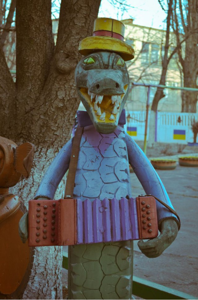 Чебурашка и крокодил Гена как украшение российских дворов (14 фото)