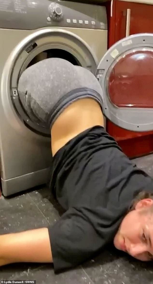 Уморительное спасение британки, которая на спор залезла в сушильную машину (4 фото)