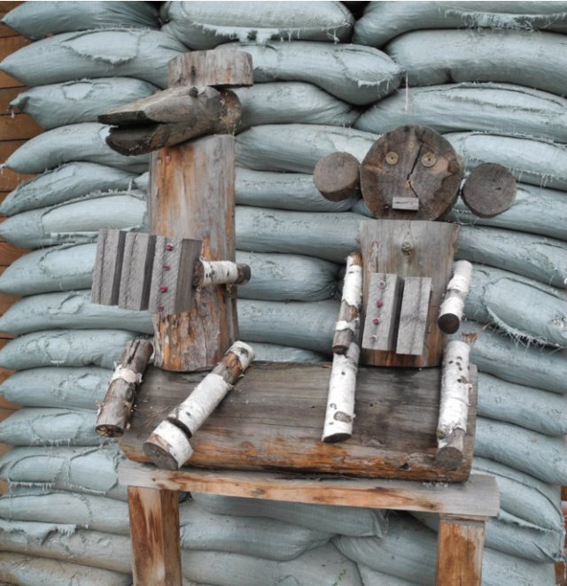 Чебурашка и крокодил Гена как украшение российских дворов (14 фото)