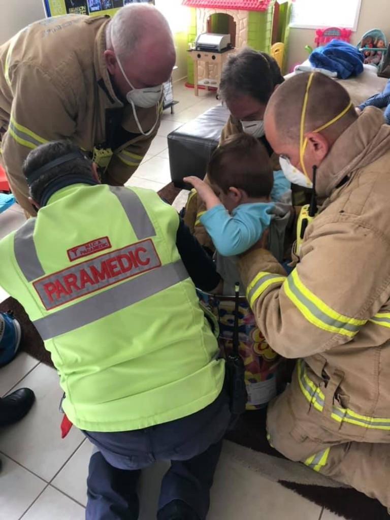 Веселая спасательная операция: четырехлетний мальчик застрял в жестяной банке (5 фото)