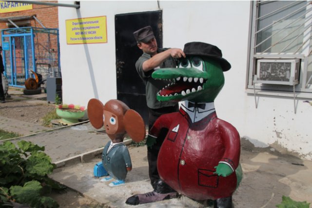 Чебурашка и крокодил Гена как украшение российских дворов (14 фото)