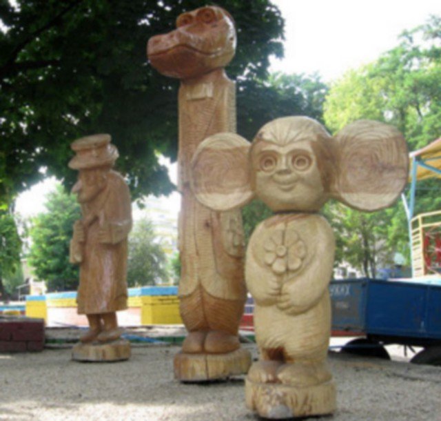 Чебурашка и крокодил Гена как украшение российских дворов (14 фото)